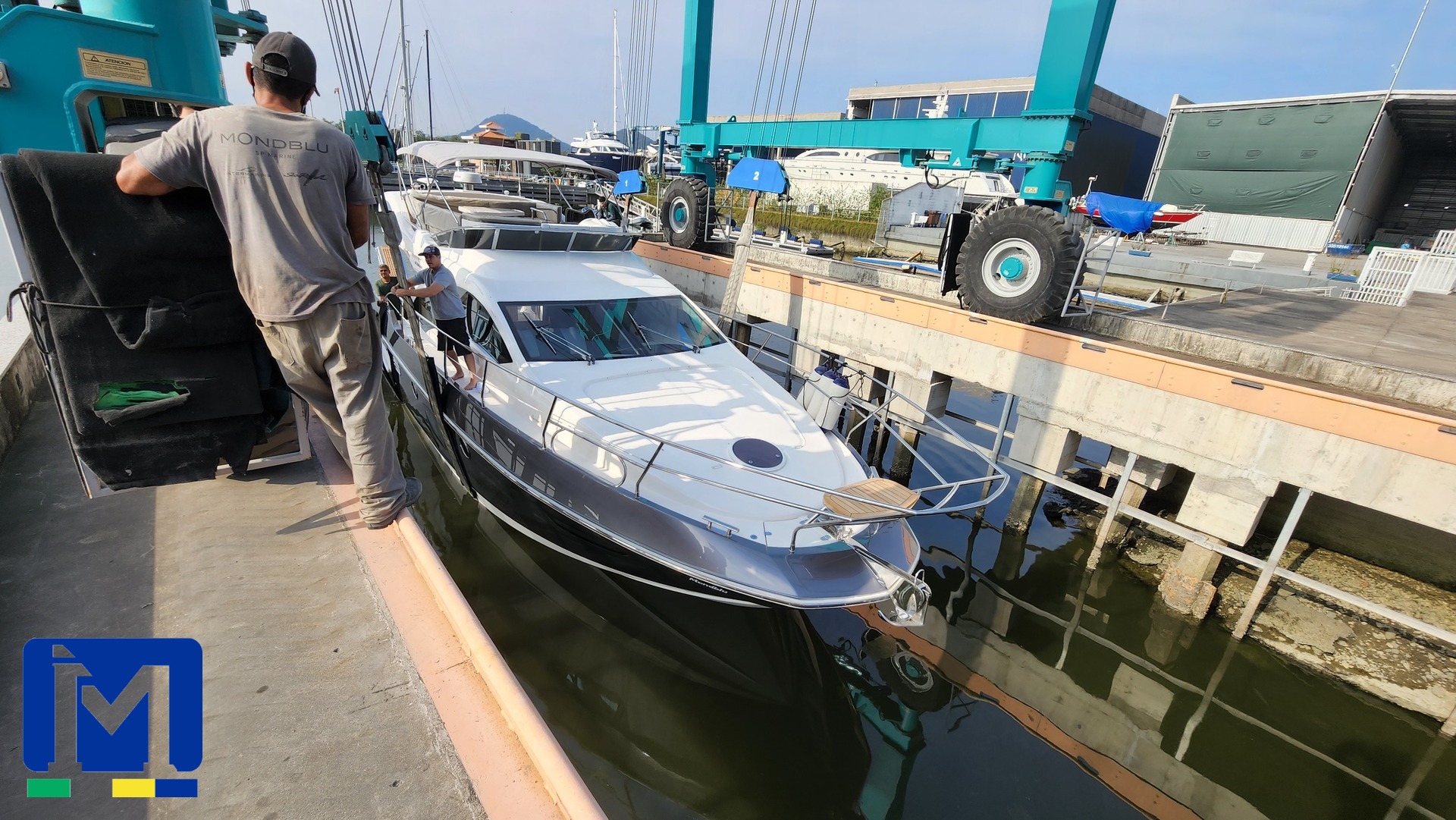 Serviço náutico executado pela Ideal Marine — Lancha em operação no guindaste