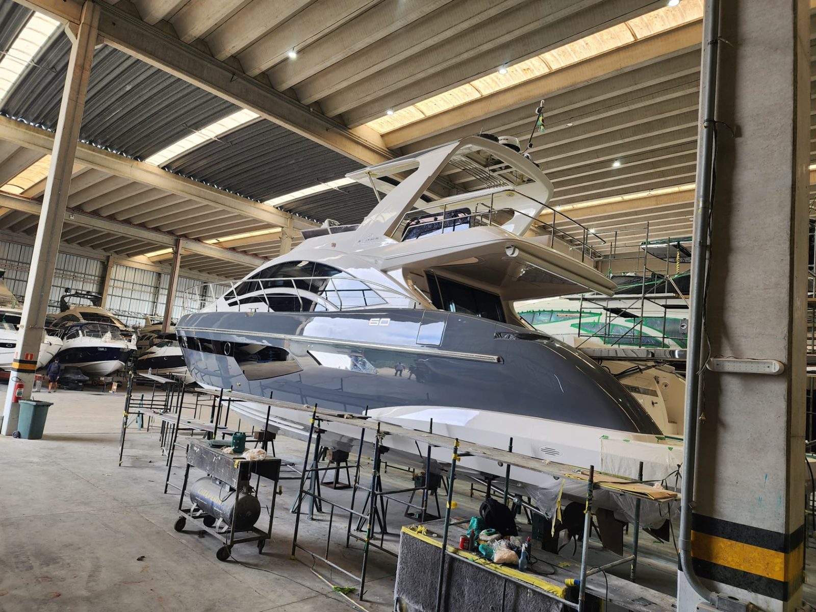 Serviço náutico executado pela Ideal Marine — Iate em reforma no hangar