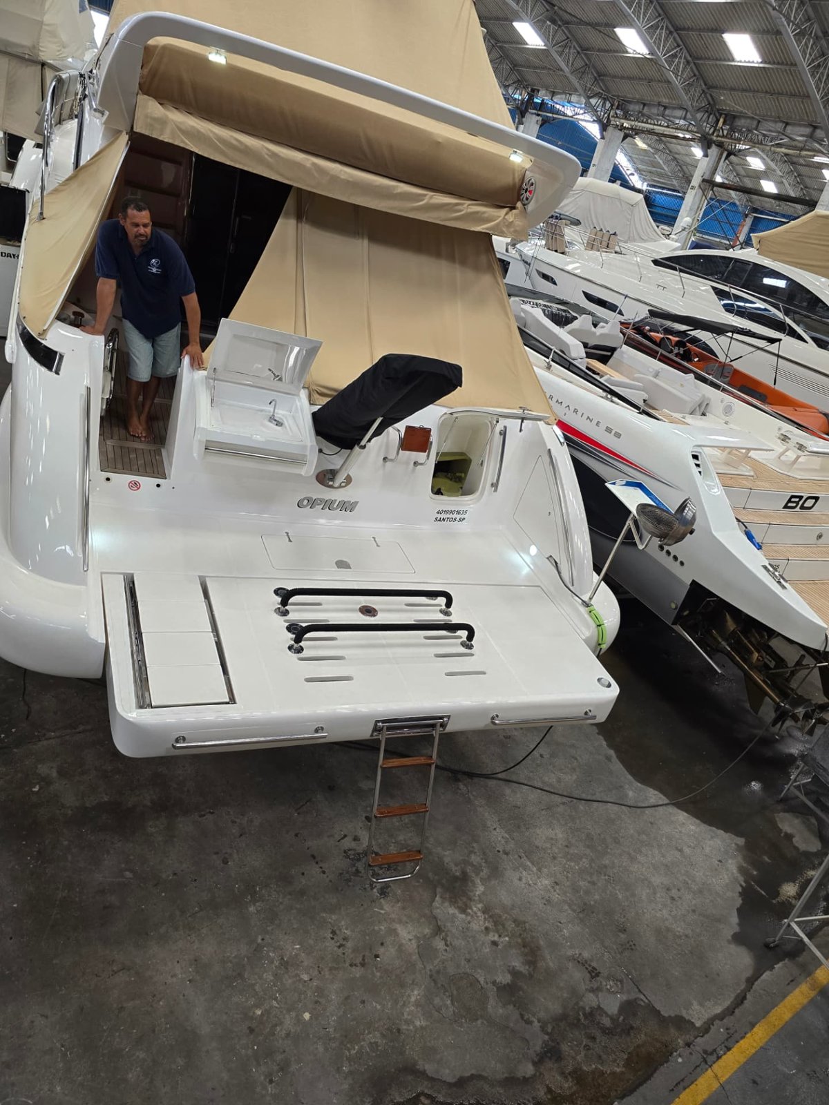 Serviço náutico executado pela Ideal Marine — Plataforma de popa