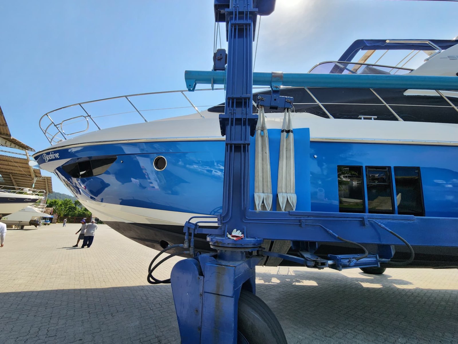 Serviço náutico executado pela Ideal Marine — Casco azul no içamento