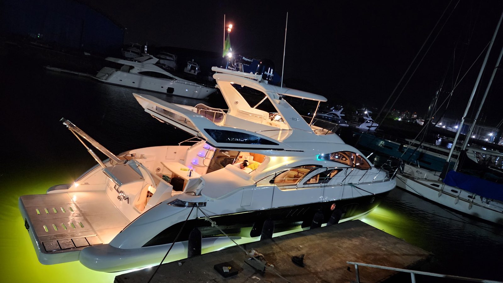 Serviço náutico executado pela Ideal Marine — Iluminação noturna na marina