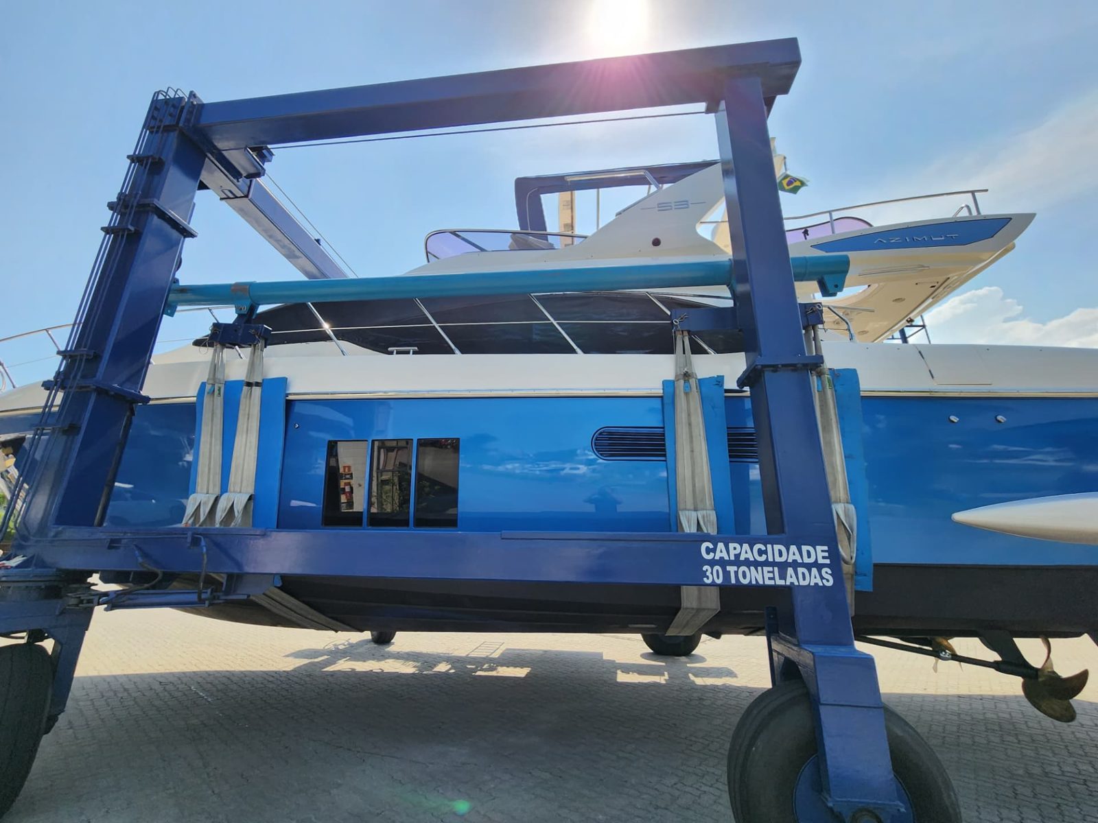 Serviço náutico executado pela Ideal Marine — Movimentação com guindaste